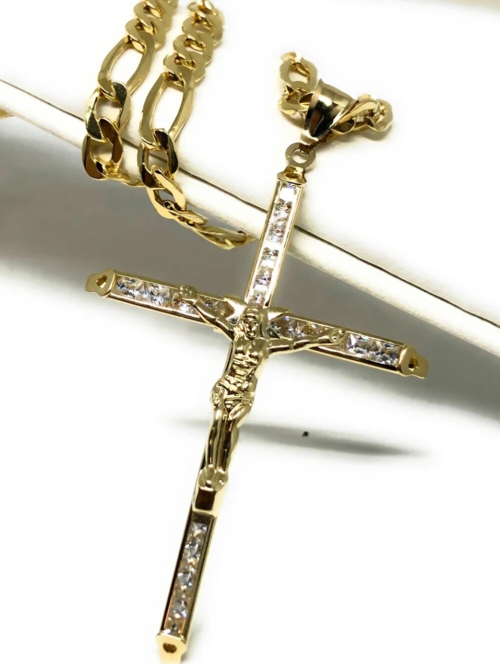 10k Yellow Gold Figaro Link Chain / Necklace (5.7 Grams) Size 20"(4.5mm) & Cross